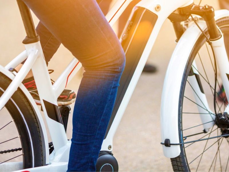 Person sitzt auf einem E-Bike
