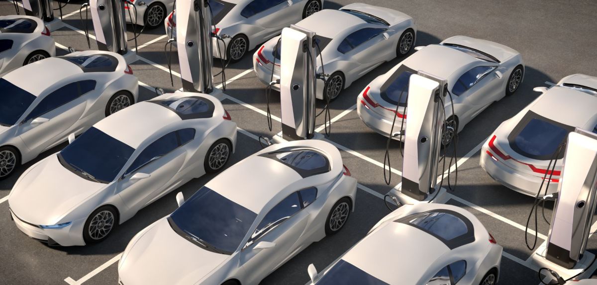 Mehrere Elektroautos an Ladesäulen.