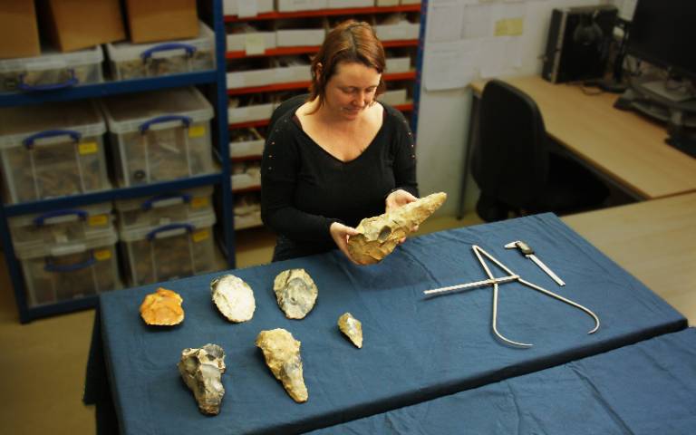 Die leitende ASE-Archäologin Letty Ingrey untersucht den größten Faustkeil