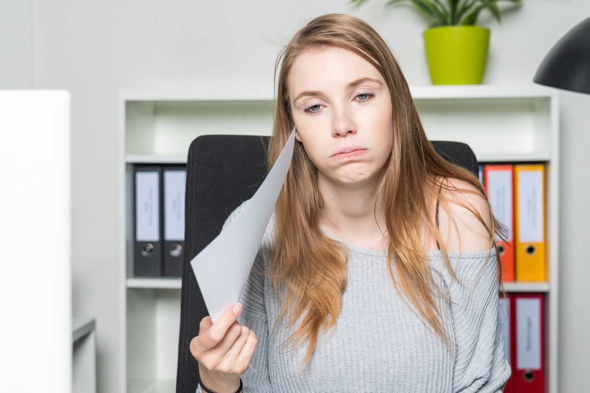 Frau schwitzt im Büro