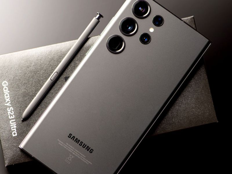Ein Samsung Galaxy S23 Ultra mit Verpackung und Stift.