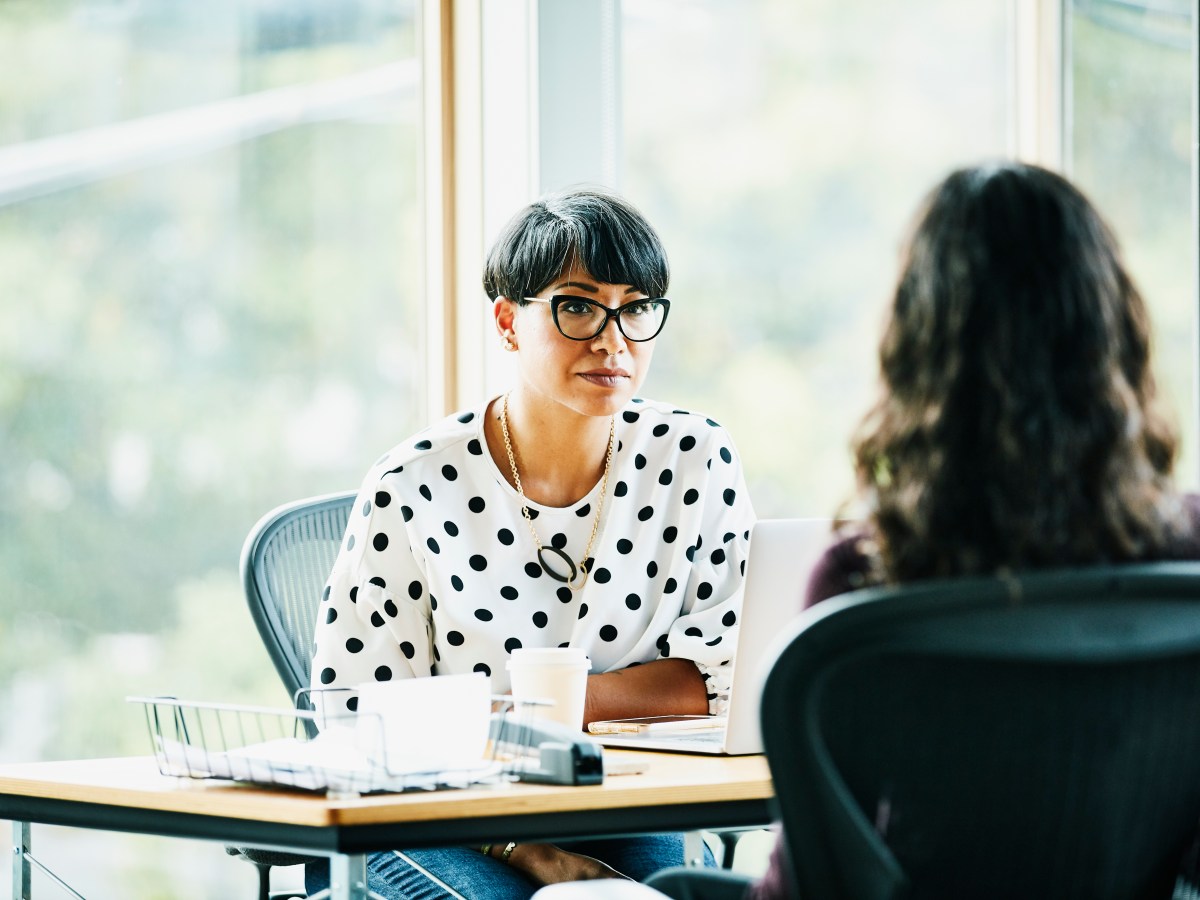 Zwei Frauen führen im Büro ein Gespräch.