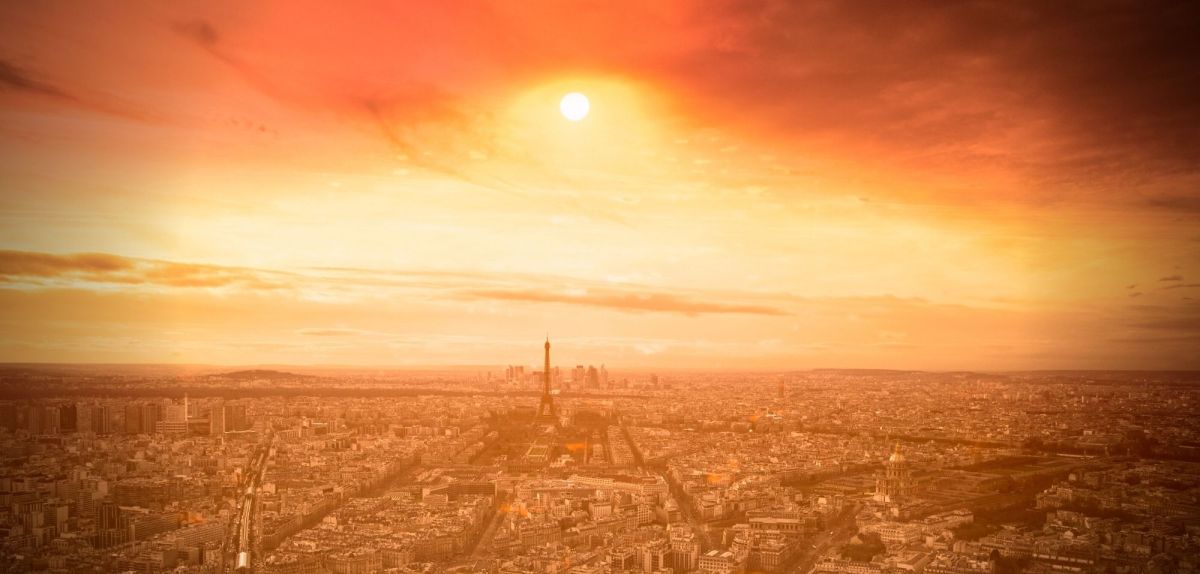 Roter Himmel über Paris