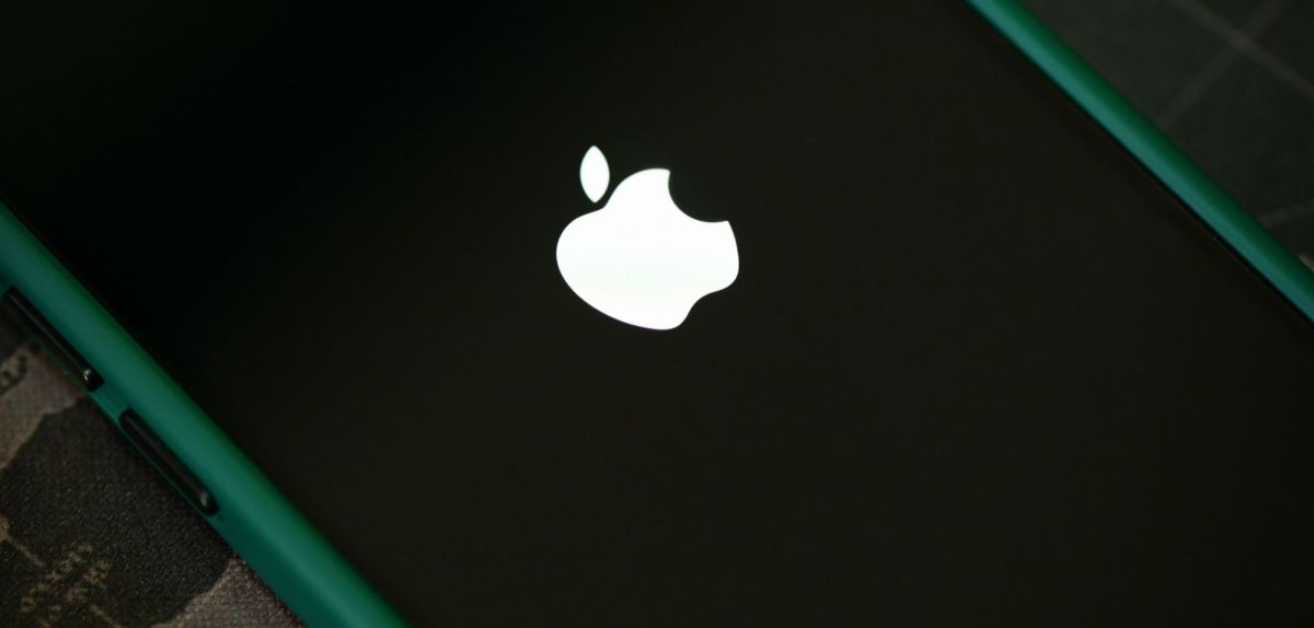 iPhone mit Apple Logo