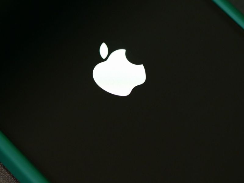 iPhone mit Apple Logo