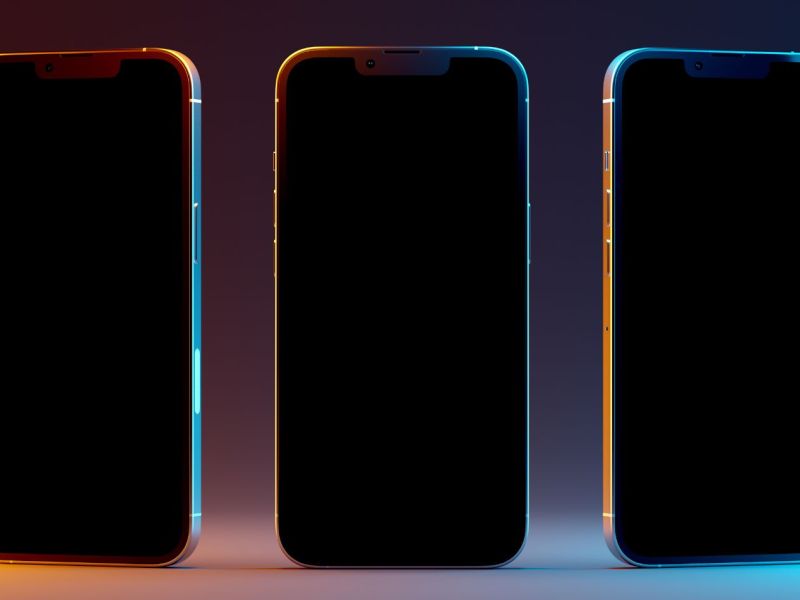 drei Handys mit dunklem Bildschirm
