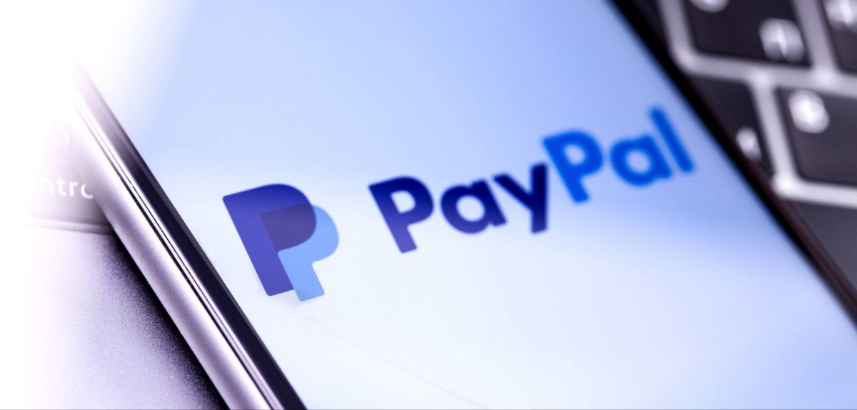 PayPal-Logo auf einem iPhone.