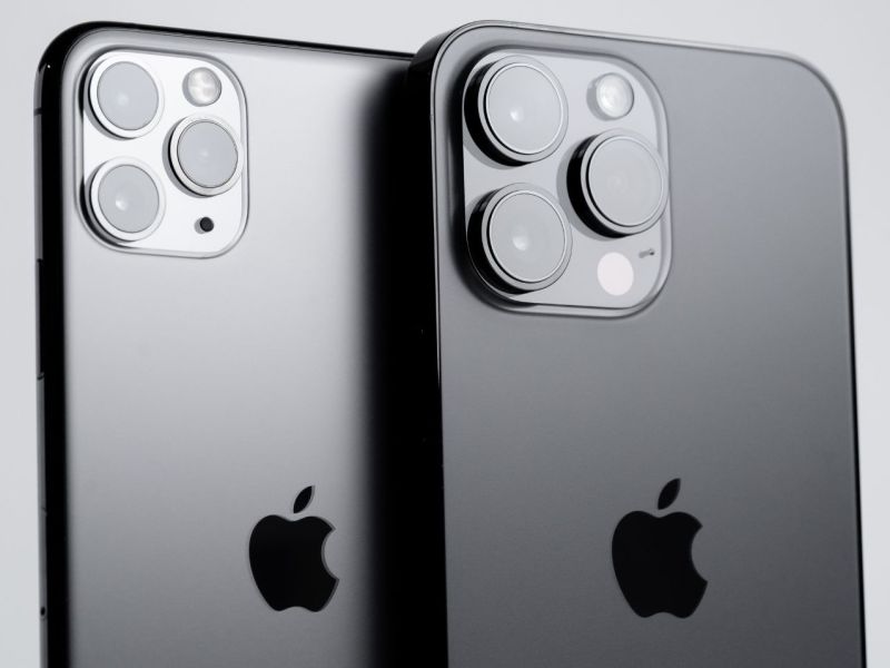 Ein iPhone 14 neben einem iPhone 11.