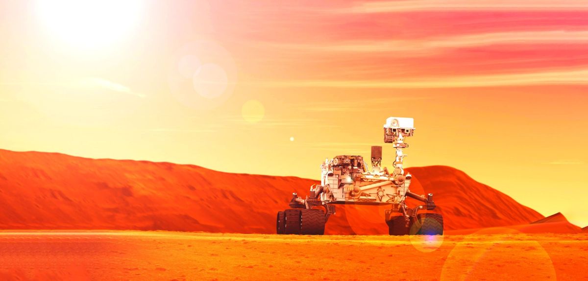 Der Mars-Rover auf einem Hügel.