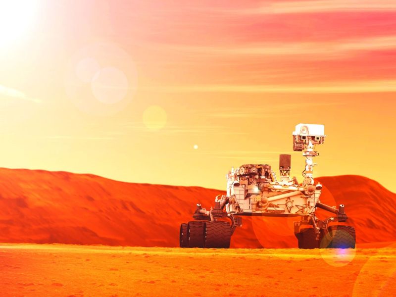 Der Mars-Rover auf einem Hügel.