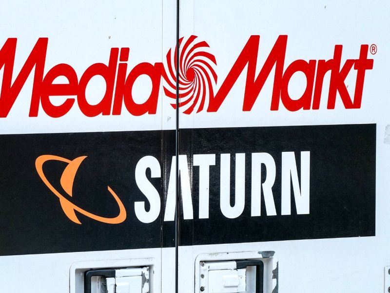 Logos für Media Markt und Saturn auf einem Lastwagen.