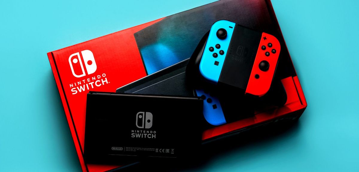 Verpackung einer Nintendo Switch, darauf eine Docking-Station und die Controller.