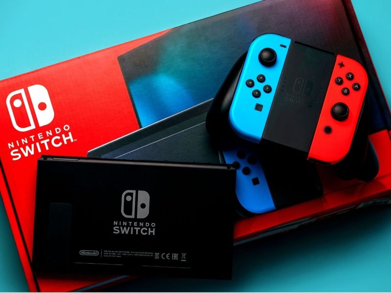 Eine Nintendo Switch mit Verpackung.