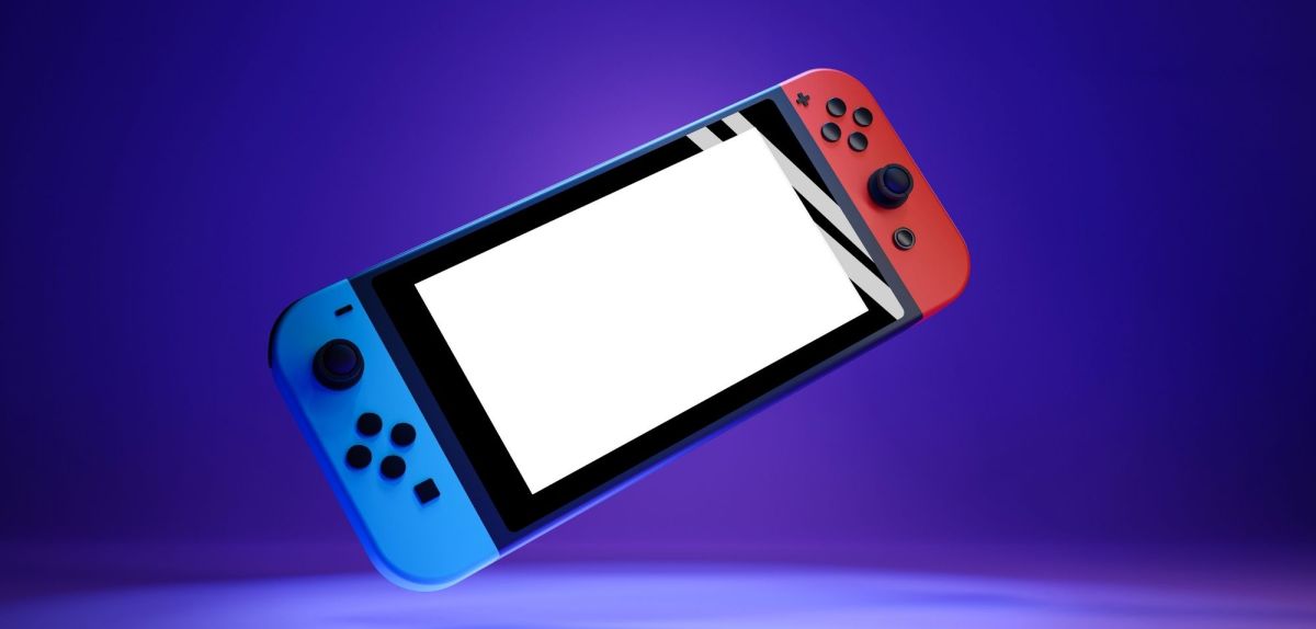 Eine Nintendo Switch vor lila Hintergrund.