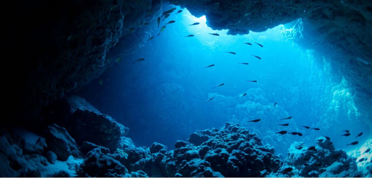 Eine Unterwasserhöhle im Ozean.