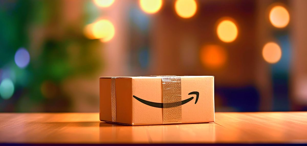 Amazon-Paket auf einem Tisch