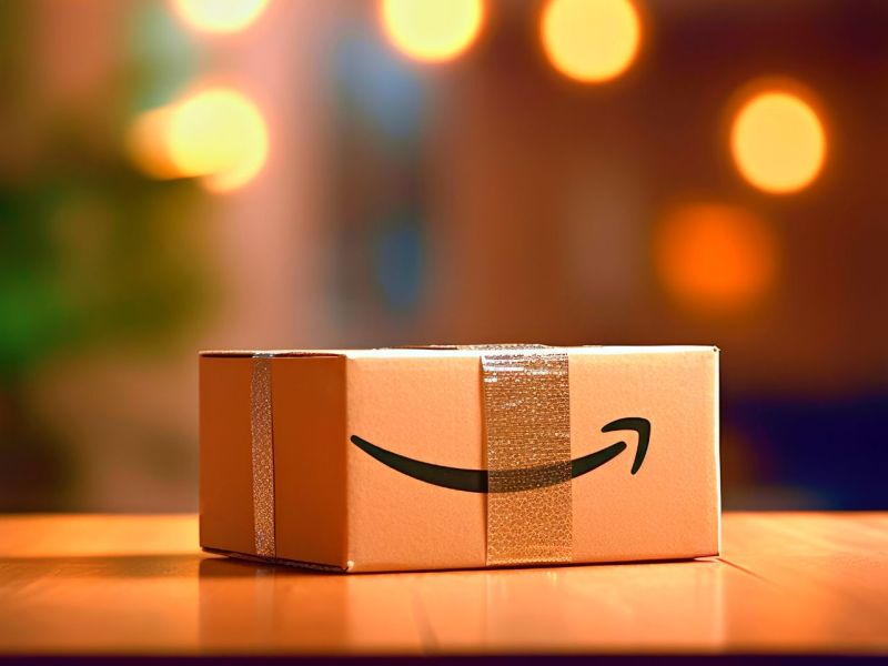 Amazon-Paket auf einem Tisch