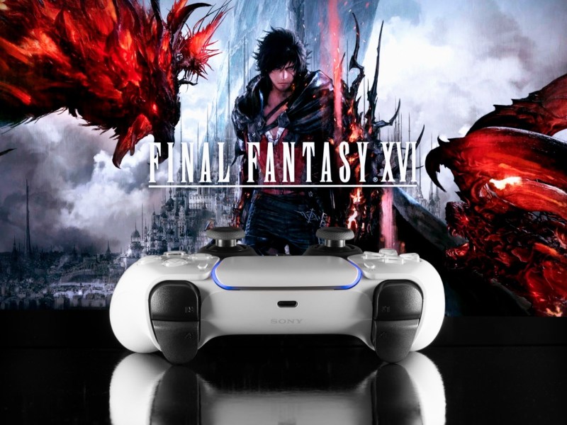 PS5-Controller vor Bildschirm mit Final Fantasy XVI.-Logo