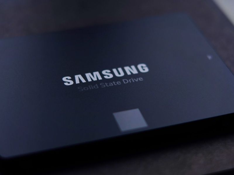 Samsung-SSD auf schwarzem Untergrund