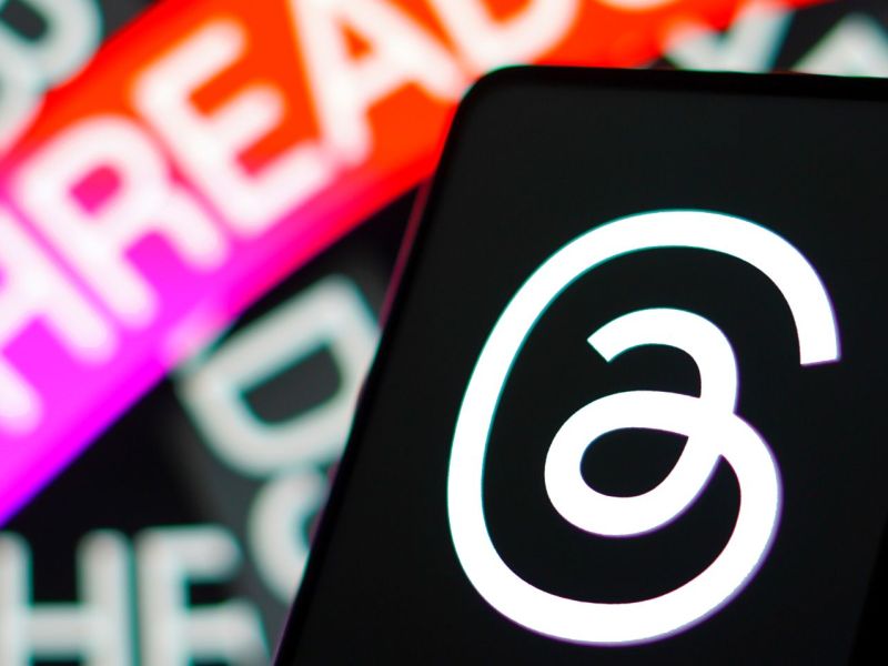 Logo von Threads auf einem Handy vor mehreren 