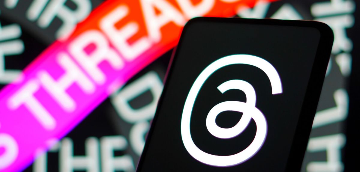 Logo von Threads auf einem Handy vor mehreren 