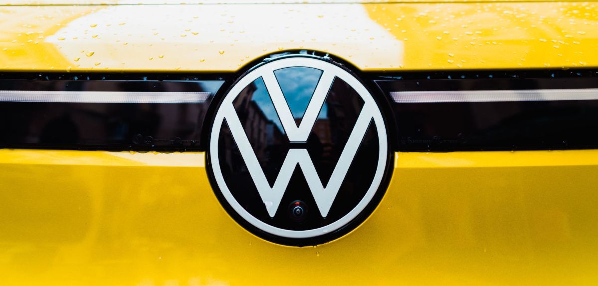 Volkswagen-Logo auf einer Motorhaube