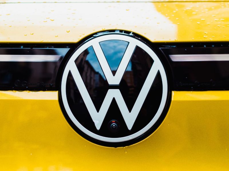 Volkswagen-Logo auf einer Motorhaube
