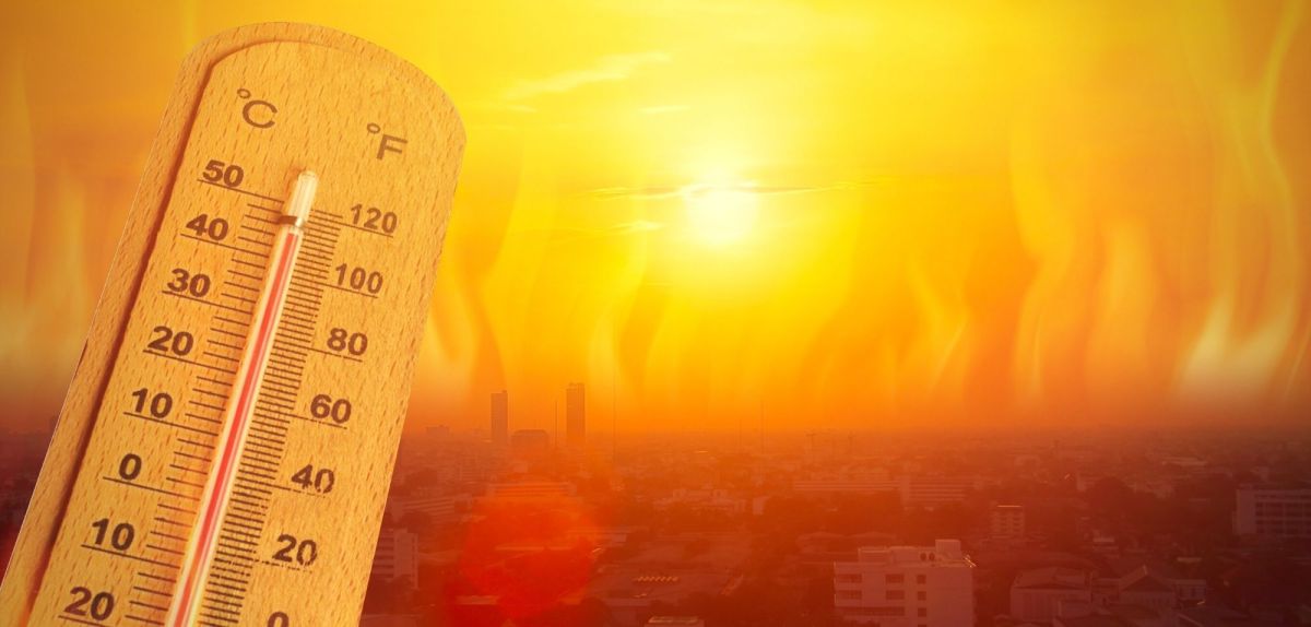 Thermometer vor einer Skyline