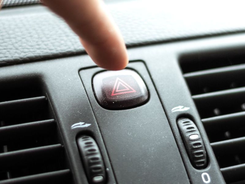 Knopf für Warnblinklicht im Auto.