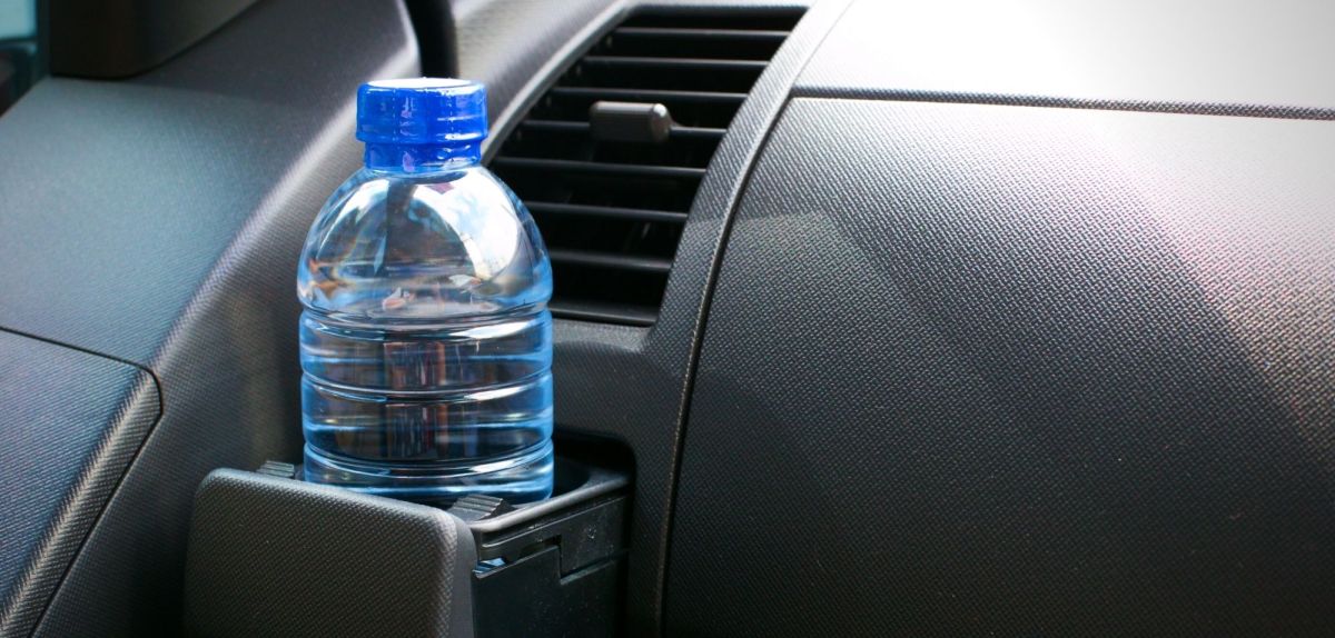 Wasserflasche im Getränkehalter eines Autos