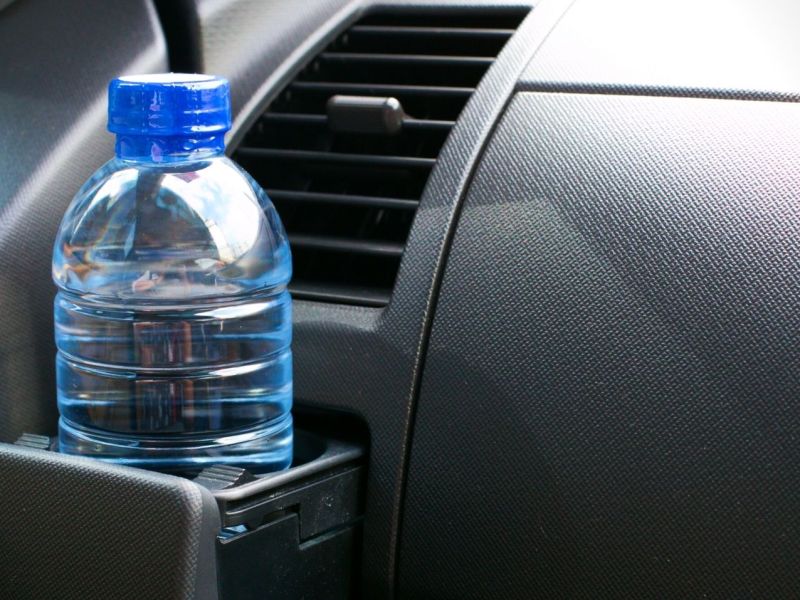 Wasserflasche im Getränkehalter eines Autos