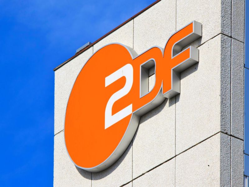 ZDF-Logo an einer Hausfassade.