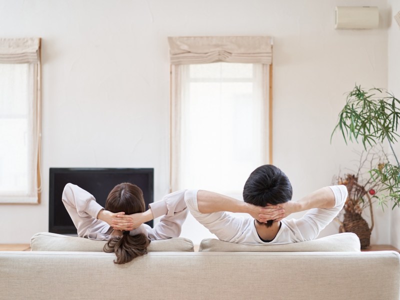 Mann und Frau zufrieden auf dem Sofa