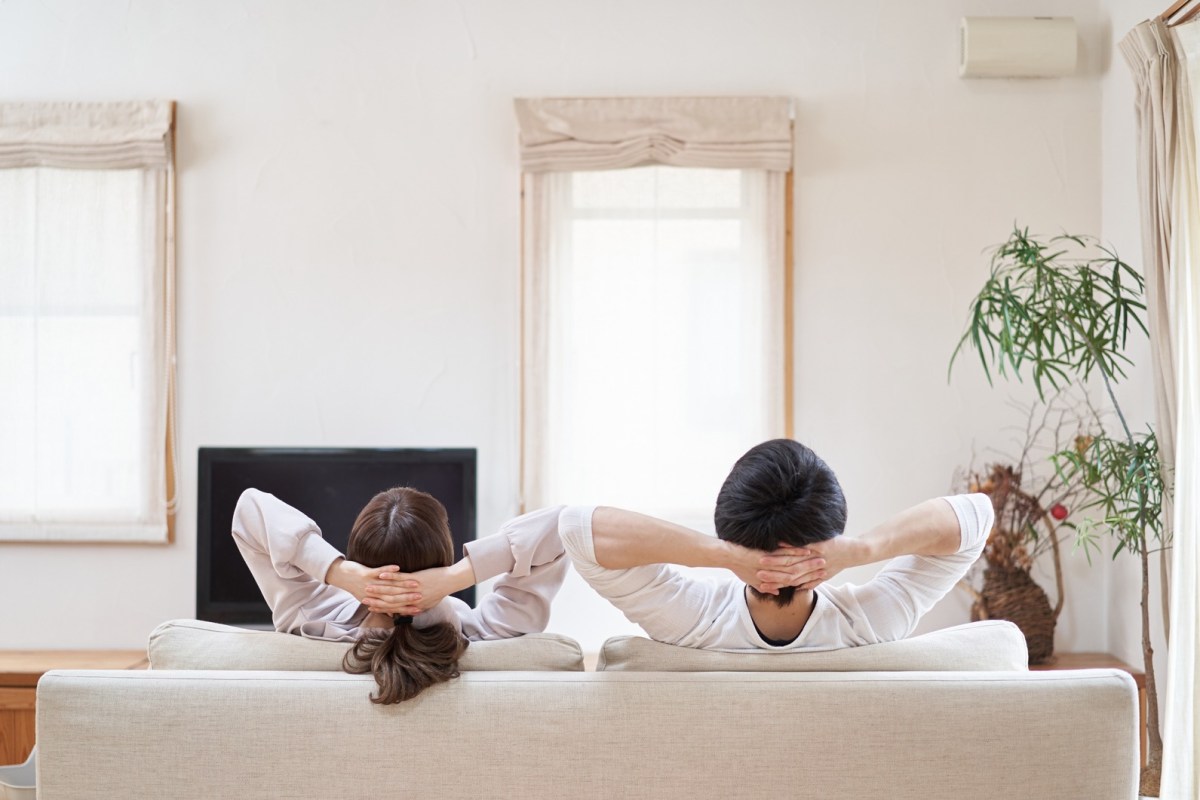 Mann und Frau zufrieden auf dem Sofa