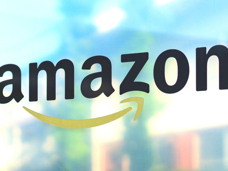 Amazon-Logo auf einer Scheibe.