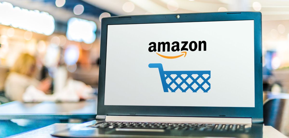 Laptop mit Amazon-Logo und Einkaufswagensymbol.