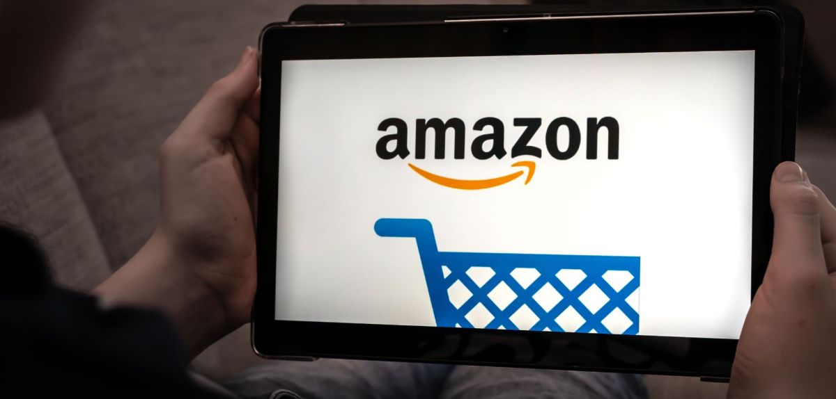 Tablet mit Amazon-Logo auf dem Display