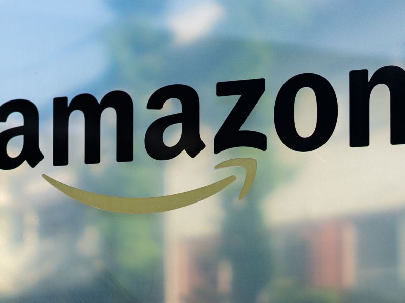 Amazon Logo an einer Glasscheibe
