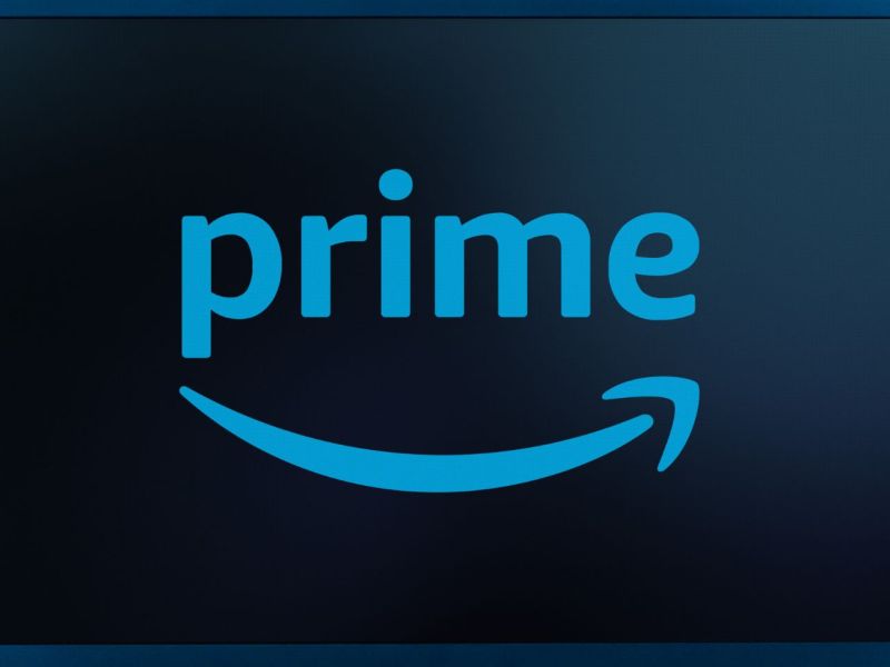 Logo von Amazon Prime auf einem Laptop-Bildschirm.