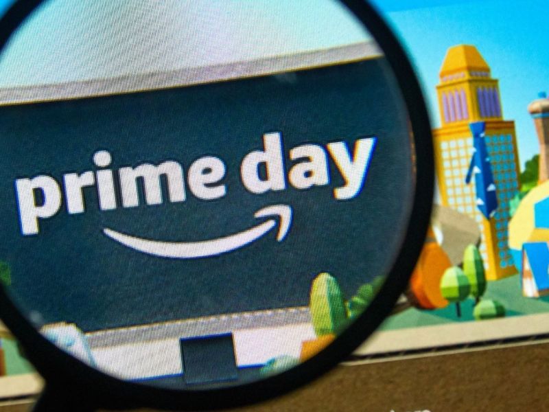 Amazon Prime Day-Logo unter einer Lupe.