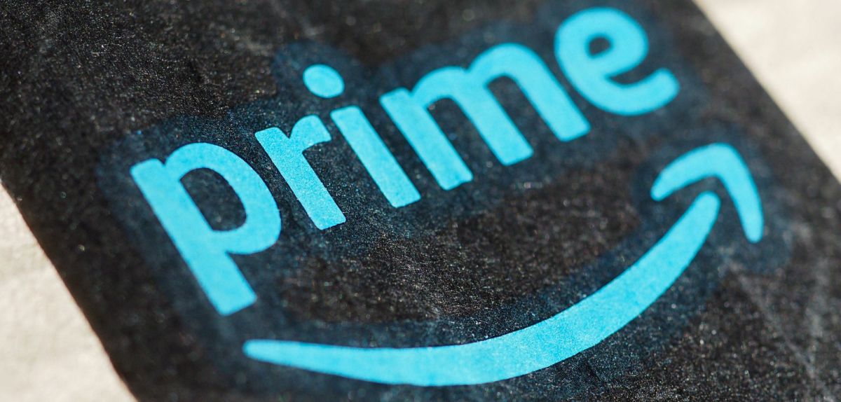 Logo für Amazon Prime auf einem Paket.