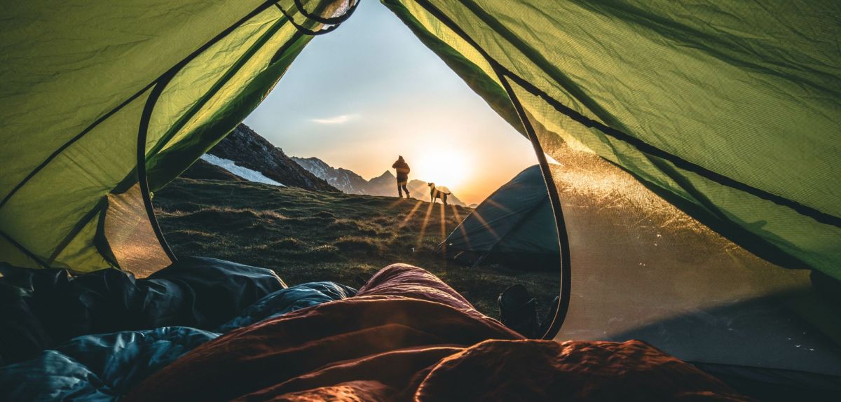 Blick aus einem Zelt