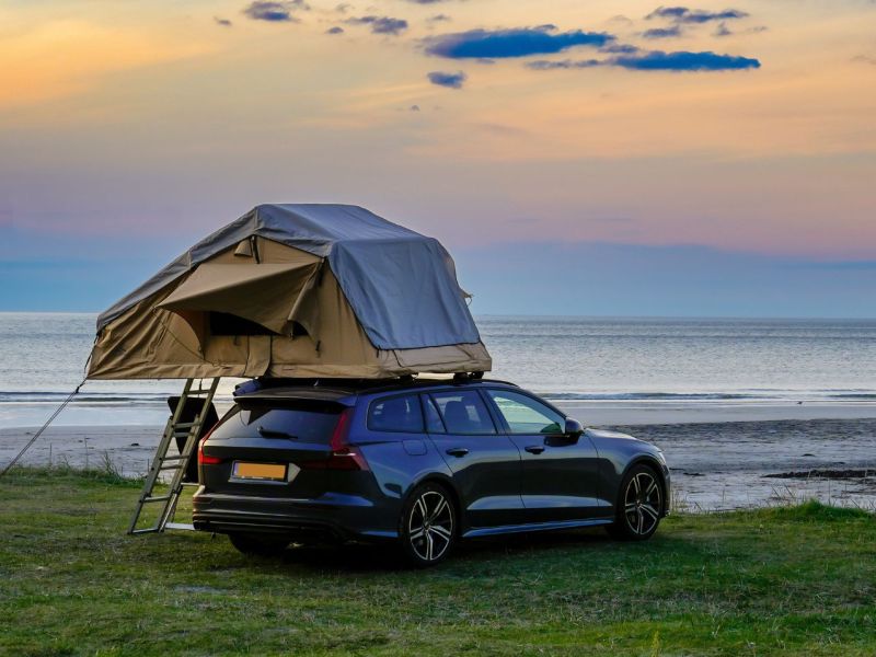 Auto mit Dachzelt in der Natur.