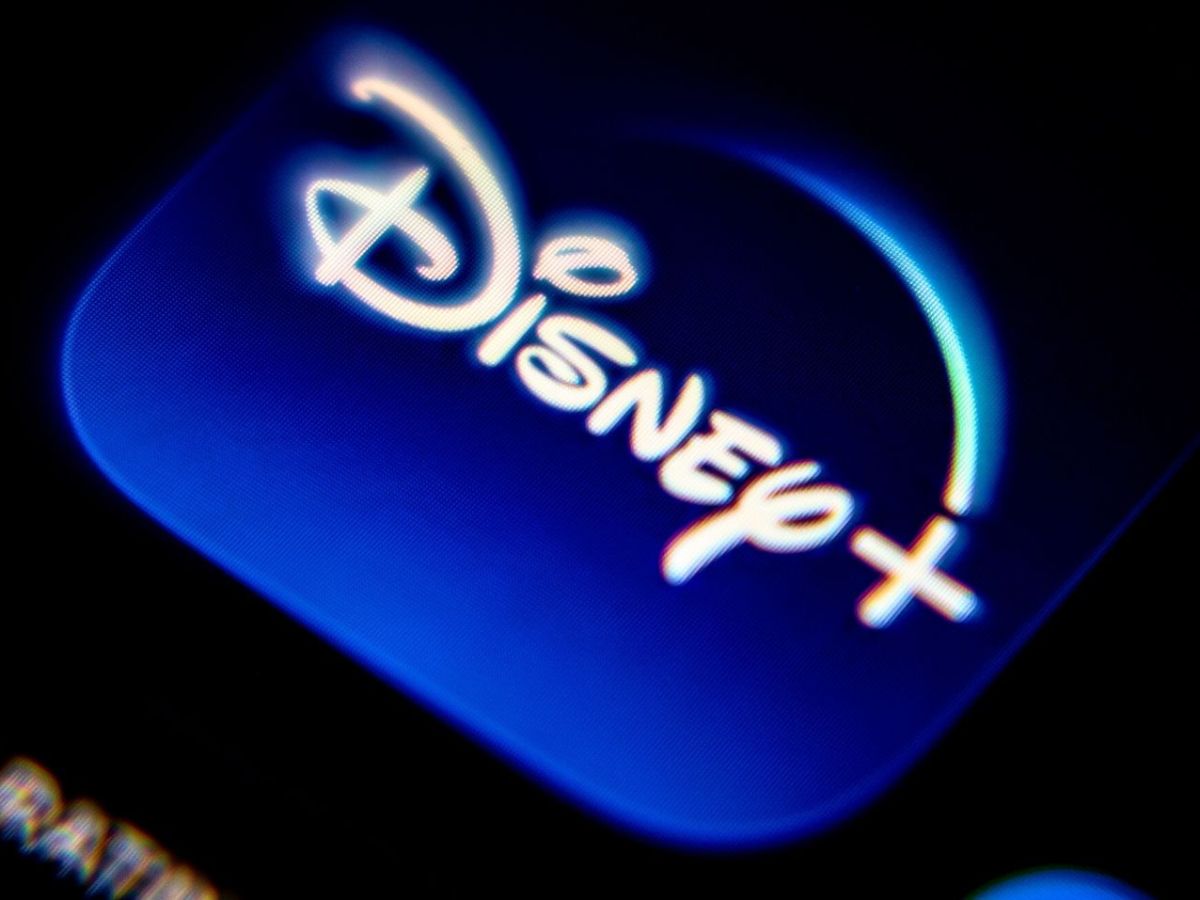 Logo von Disney Plus auf einem Screen.