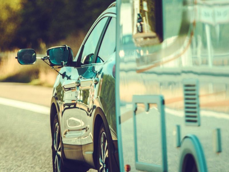 E-Auto mit angehängtem Wohnwagen