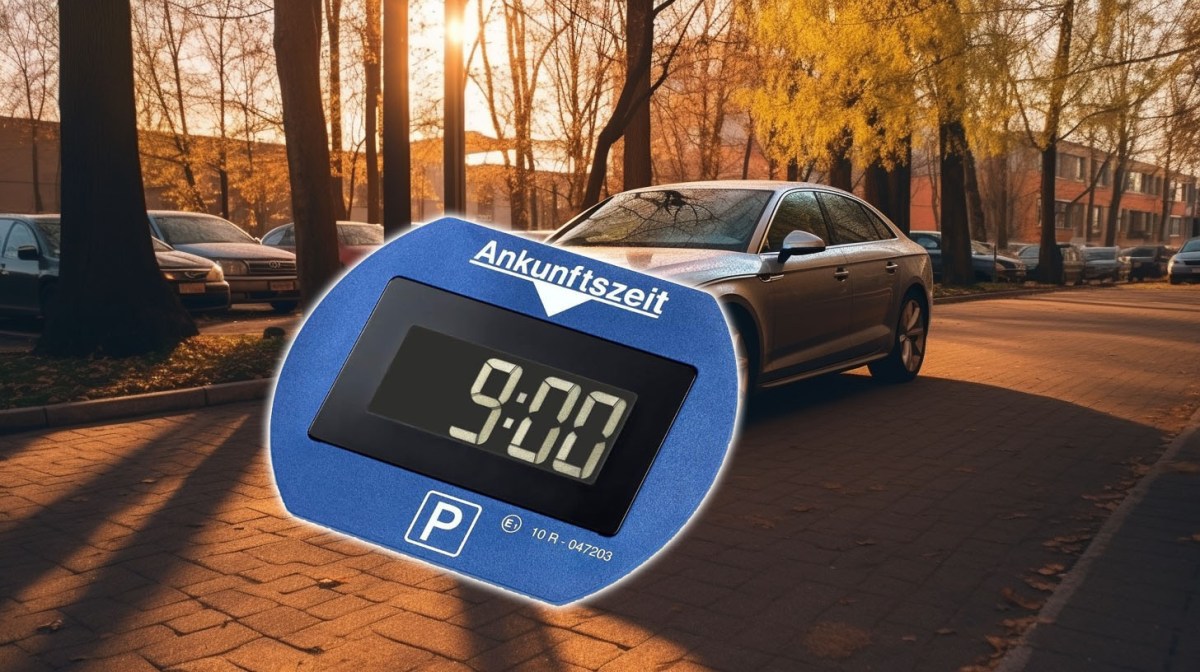 Geparktes Auto mit einer elektronischen Parkscheibe im Vordergrund