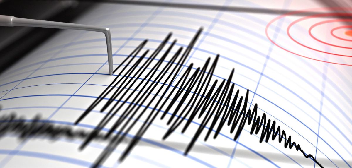 Seismograf zeichnet Erdbeben auf.