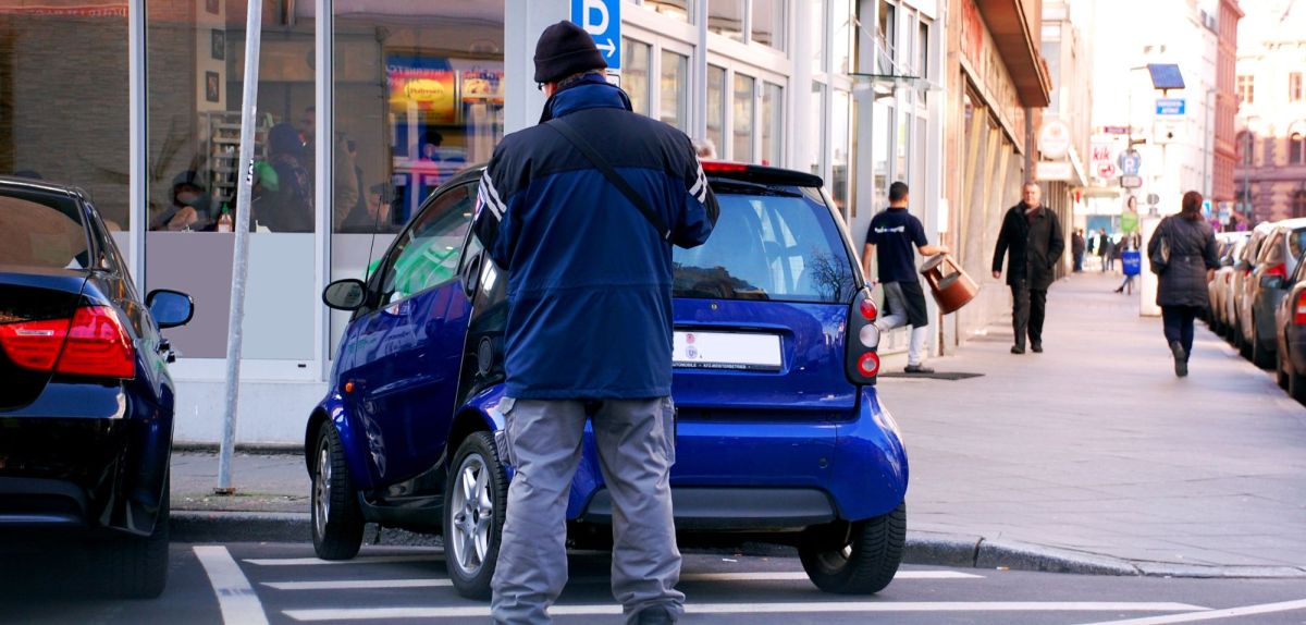 falschparker bekommt strafzettel