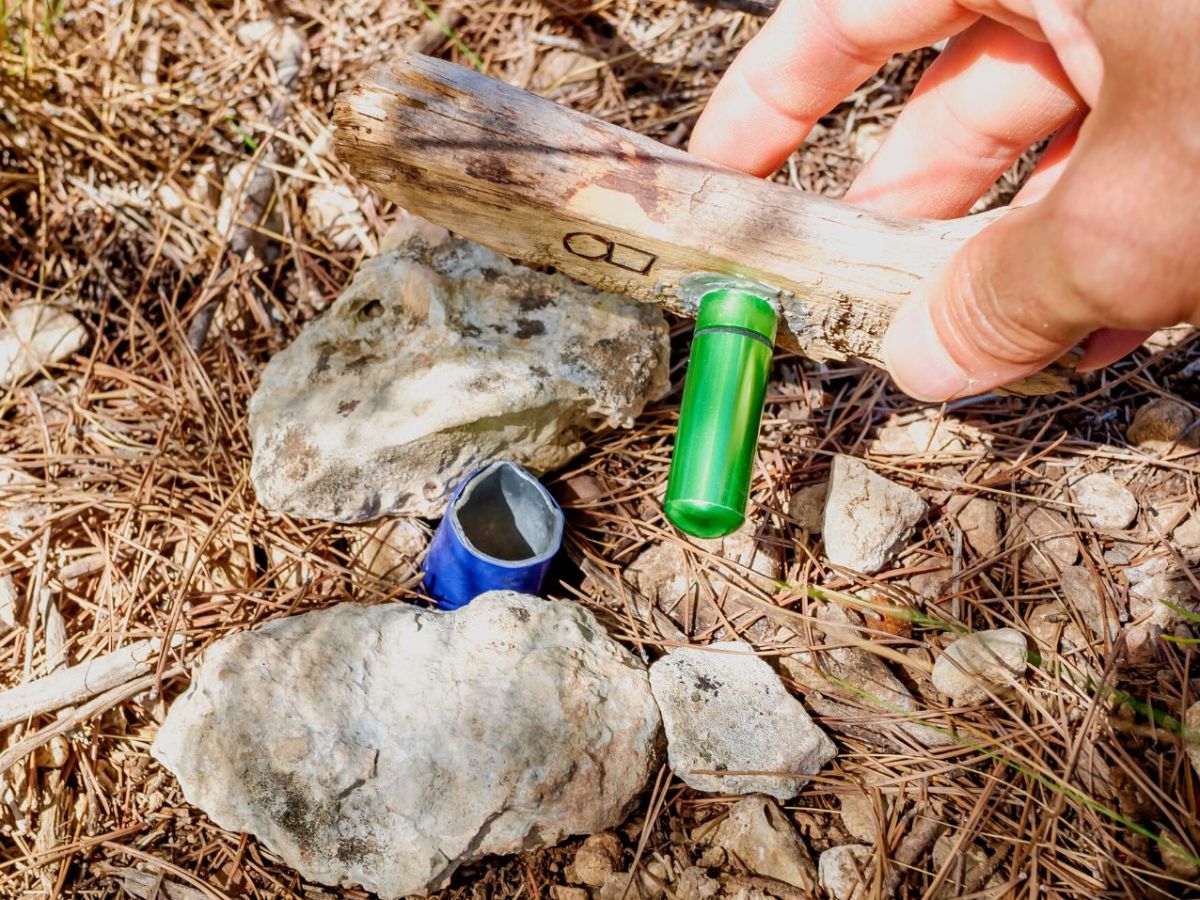 Geocaching-Behälter wird im Wald gefunden
