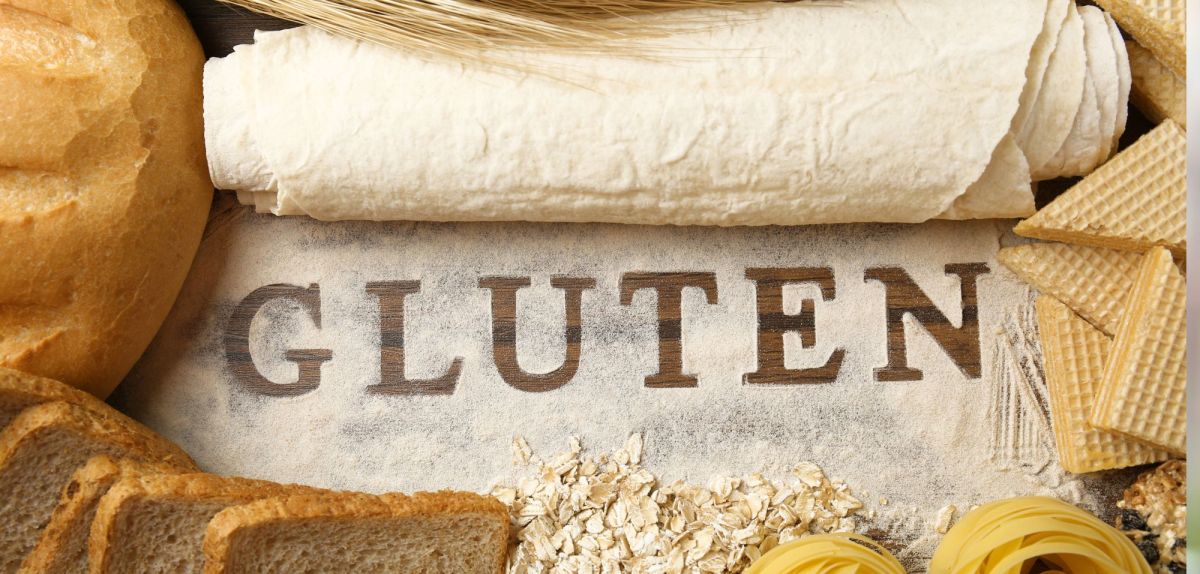 Gluten-Schriftzug umkreist von Back- und Teigwaren.